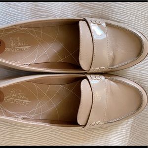 Life stride tan loafer